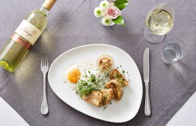 Vollkornknödel mit Blattspinat, Ei, Honig-Chili Nüssen, © Weinland Thermenregion/Daniel Nuderscher Vollkornknödel mit Blattspinat, Ei, Honig-Chili Nüssen, © Weinland Thermenregion/Daniel Nuderscher