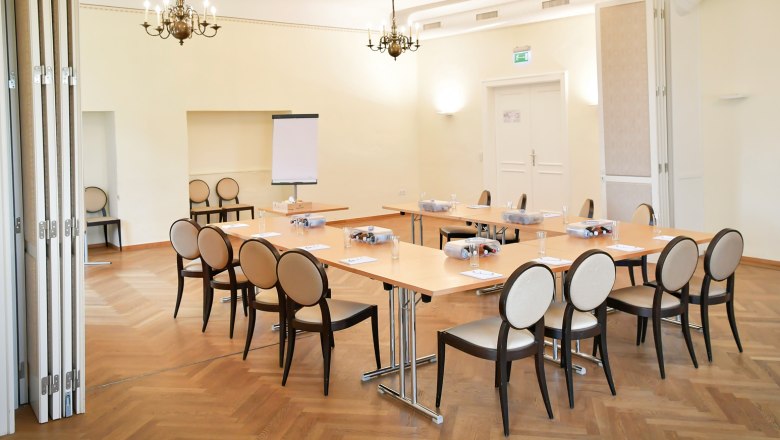 Thallern estate, © Freigut Thallern Conference room with tables and chairs, flipchart and chandelier.