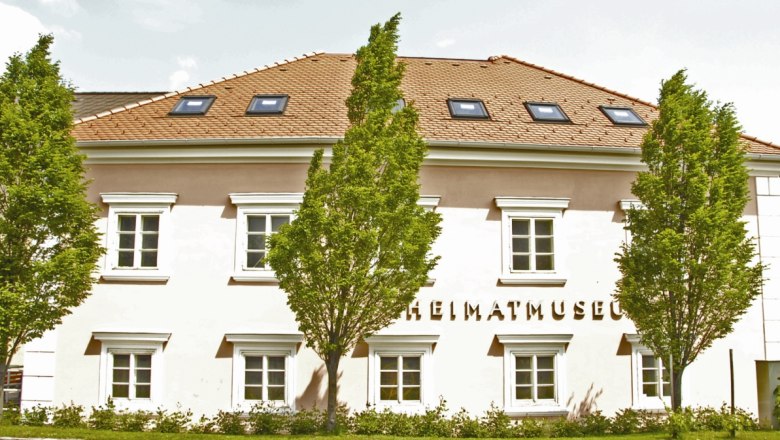 Heimatmuseum, © Heimatmuseum Fassade eines Gebäudes mit der Aufschrift 'Heimatmuseum'.