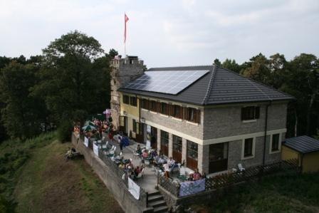 Höllensteinhaus - a house for nature lovers, © NATURFREUNDE Wien Höllensteinhaus with terrace and solar panels on the roof, surrounded by trees.