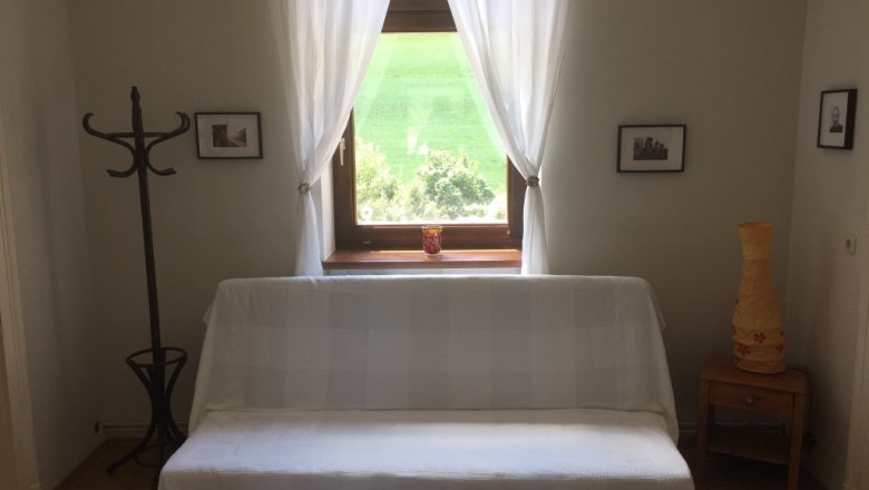 Schlafsofa in der ehemaligen Bahnwärterwohnung, © M. Schorn Schlafsofa in der ehemaligen Bahnwärterwohnung, © M. Schorn