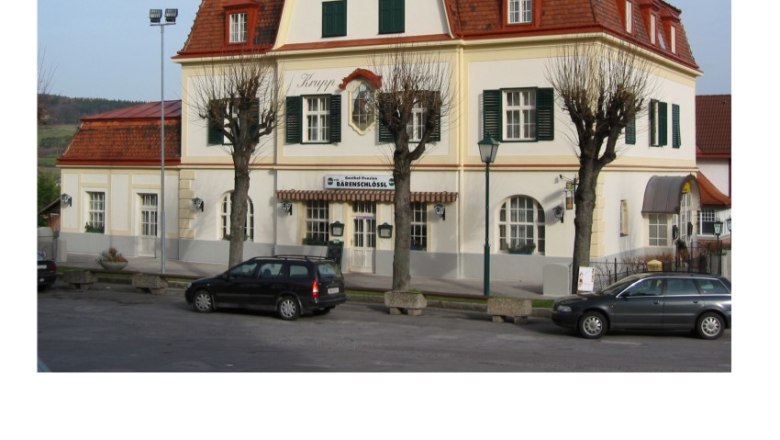 Pension Bärenschlössl, © Bärenschlössl Ein zweistöckiges Gebäude mit roten Dachziegeln und grünen Fensterläden, beschriftet als Pension Bärenschlössl.