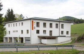 Brandtner Seminar, © manuPicts_Manuela Holzer-Horny Ein weißes Gebäude mit der Aufschrift 'Brandtner' in ländlicher Umgebung.