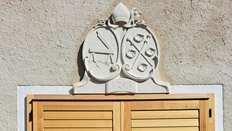Main entrance with coat of arms of Abbot Jacob Pach (1753), © Mariazell im Wienerwald Main entrance with coat of arms of Abbot Jacob Pach (1753), © Mariazell im Wienerwald