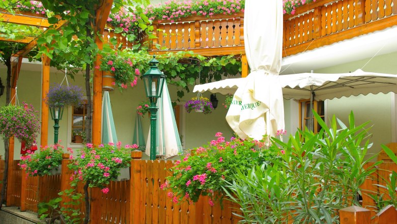 Gastgarten Weingut Niegl, © Gisela Plank / www.informativ.cc Gastgarten Weingut Niegl, © Gisela Plank / www.informativ.cc