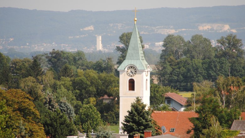 Kirche Gramatneusiedl mit Blick nach Mannersdorf, © Marktgemeinde Gramatneusiedl Kirche Gramatneusiedl mit Blick nach Mannersdorf, © Marktgemeinde Gramatneusiedl