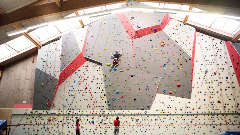 ClimbingCampus, © Bernhard Fiedler Climbing hall with climbing wall and people climbing.