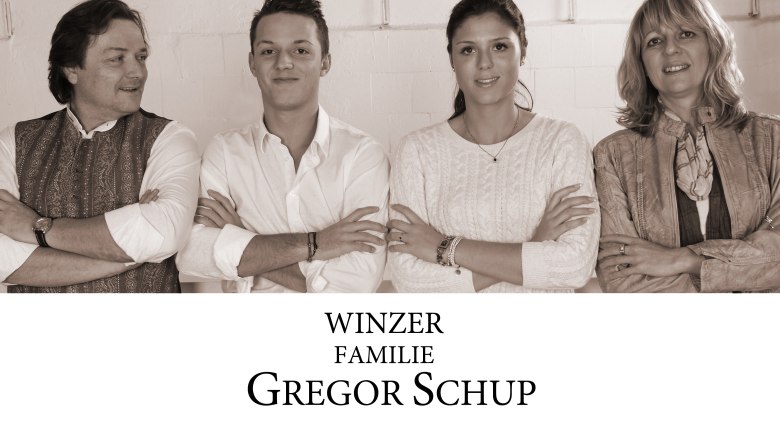 Winzer Familie Gregor Schup, © Gregor Schup Vier Personen stehen nebeneinander mit verschränkten Armen vor einer weißen Wand.