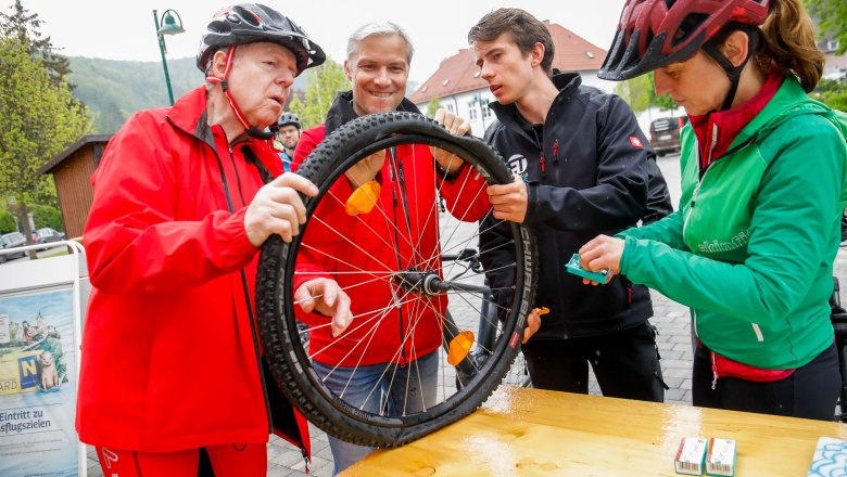 Weissenbach - Radl-Reparatur, © Wienerwald Tourismus/Christian Husar Weissenbach - Radl-Reparatur, © Wienerwald Tourismus/Christian Husar