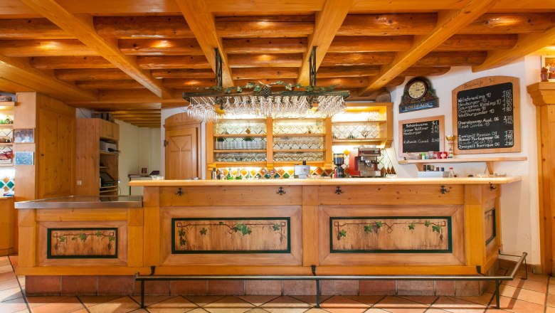 Mold maker, © Baumgartner J. Rustic bar with wooden elements and wine glasses on the ceiling.