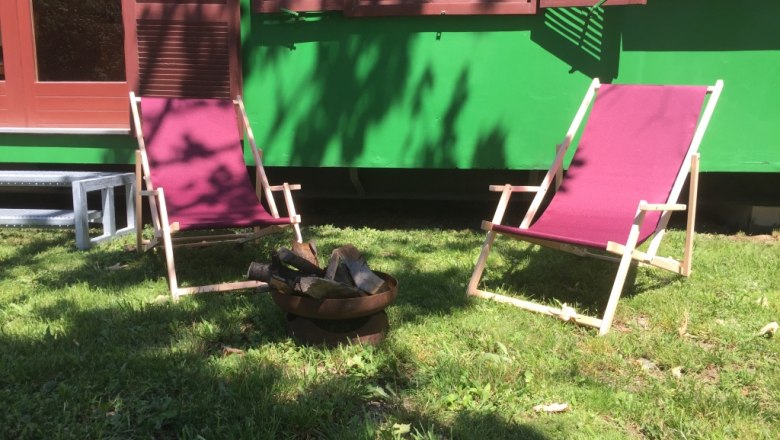 Vorgarten mit Liegestühlen, © M. Schorn Vorgarten mit Liegestühlen, © M. Schorn