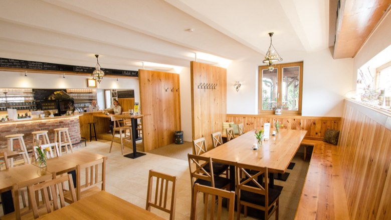 Gastraum Weinbau Klampfl, © hamp.at Gemütlicher Gastraum mit Holzmöbeln und Bar.