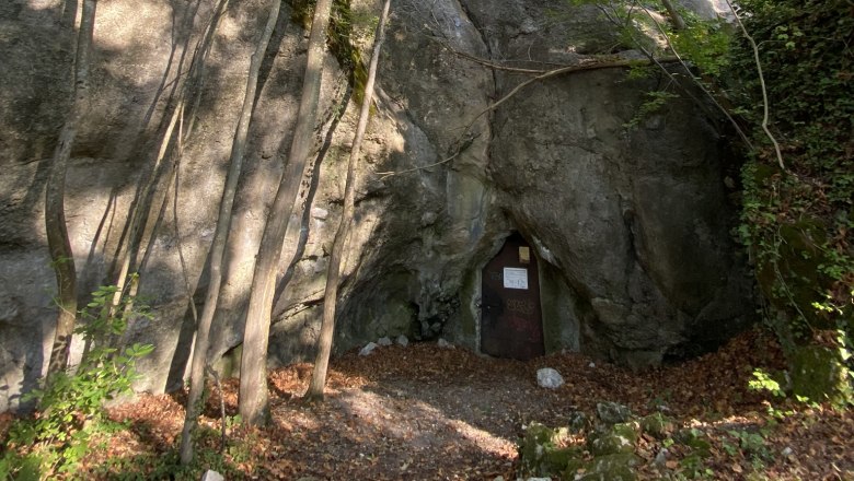 Der Eingang zur Merkensteiner Höhle ist heute durch eine Eisentür verschlossen, © ARDIG Der Eingang zur Merkensteiner Höhle ist heute durch eine Eisentür verschlossen, © ARDIG