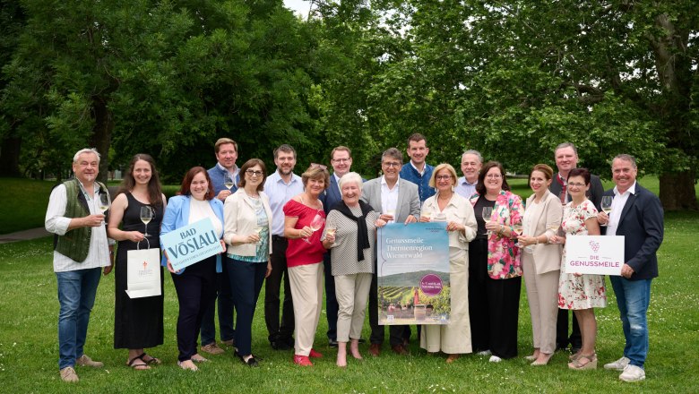 Freuen sich gemeinsam mit LH Johanna Mikl-Leitner auf die Genussmeile 2025, © NLK Pfeiffer Freuen sich gemeinsam mit LH Johanna Mikl-Leitner auf die Genussmeile 2025, © NLK Pfeiffer