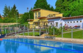 Freibad Altlengbach, © Marktgemeinde Altlengbach Freibad Altlengbach mit Schwimmbecken und Gebäude im Hintergrund.