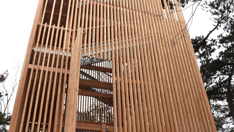 Theresienwarte, © 2016psb/sap Holzturm mit vertikalen Lamellen und Treppe, umgeben von Bäumen.