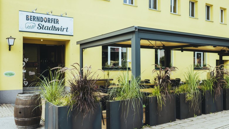 Stadtwirt mit Gastgarten, © Niederösterreich Werbung/David Schreiber Eingang des Berndorfer Stadtwirts mit überdachtem Gastgarten und Pflanzen.