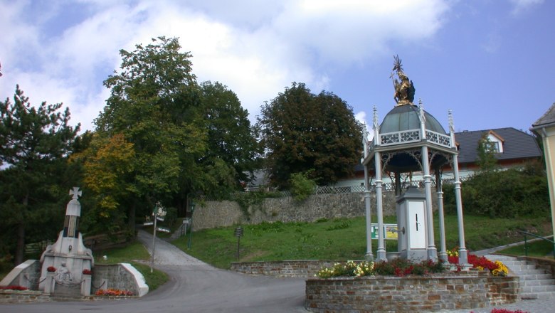 Pilgrimage church St. Corona am Schöpfl, © Wallfahrtskirche St. Corona am Schöpfl Pilgrimage church St. Corona am Schöpfl with statue and pavilion.