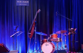 HOB i RAUM Bühne kurz vor Konzertbeginn, © HOB i RAUM HOB i RAUM Bühne kurz vor Konzertbeginn, © HOB i RAUM