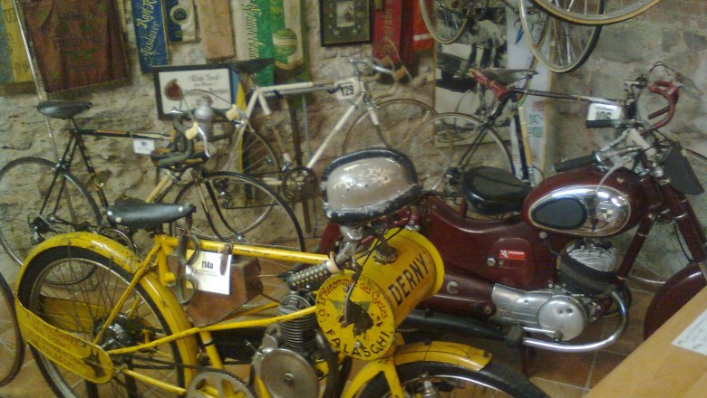 Fahrradmuseum Schloss Vösendorf, © Fahrradmuseum Schloss Vösendorf Alte Fahrräder und Motorräder im Fahrradmuseum Schloss Vösendorf.