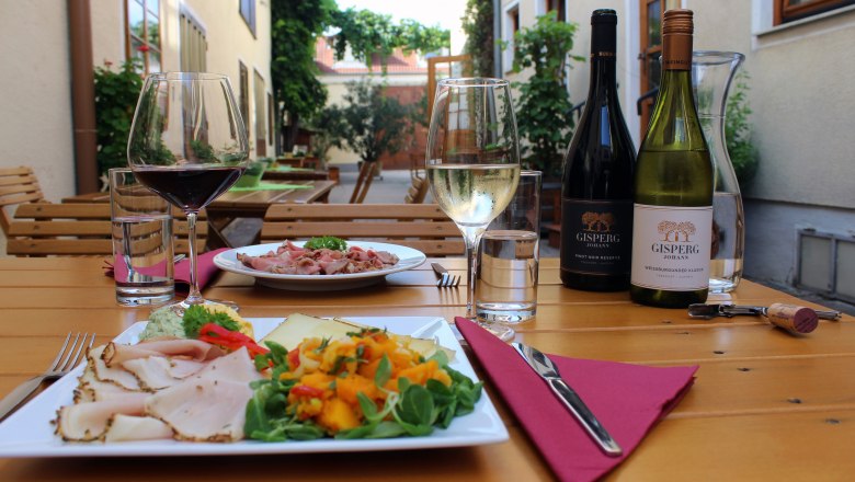 Wine taverns in the courtyard, © Weingut Johann Gisperg Wine taverns in the courtyard, © Weingut Johann Gisperg