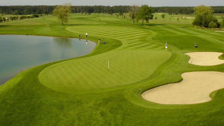 Golfclub Föhrenwald, © Golfclub Föhrenwald Golfplatz mit Wasserhindernis und Sandbunker