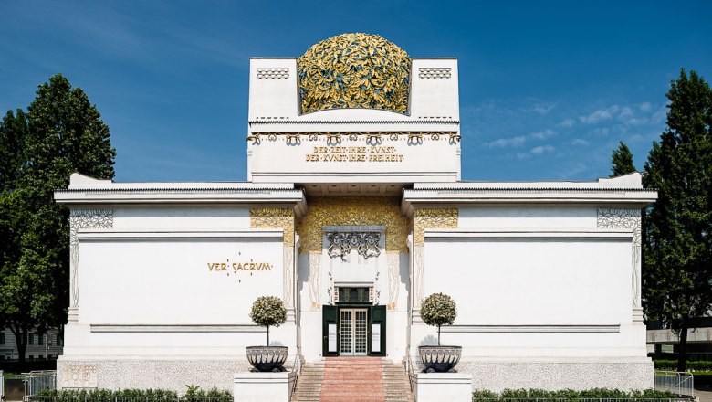 Secession, © JoritAust Frontansicht des Secessionsgebäudes in Wien mit goldener Kuppel und Inschrift.