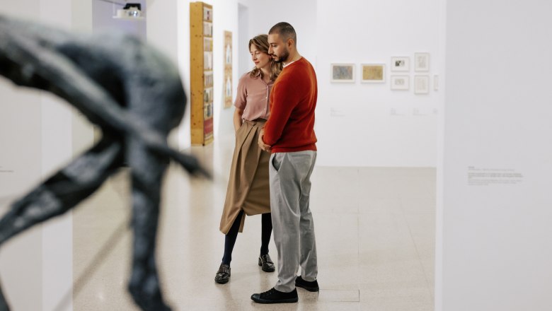 mumok, © mumok/Wientourismus-Paul Bauer Zwei Personen betrachten Kunstwerke in einem Museum.