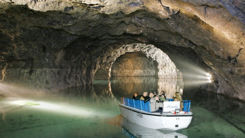 Seegrotte Hinterbrühl, © Seegrotte Hinterbrühl Bootsfahrt in der Seegrotte Hinterbrühl, beleuchtete Höhle.