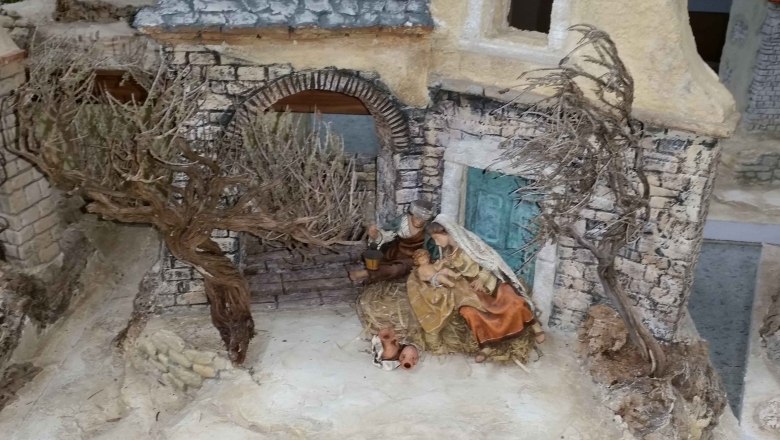 oriental. Crib, © Ronny Fras Oriental nativity scene with figures under an archway, surrounded by trees and buildings.