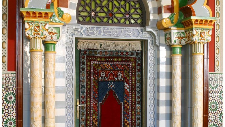 Berndorf style classes, © Berndorfer Stilklassen Decorative door with oriental patterns and columns.