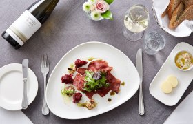 Luftgetrockneter Hirschschinken mit marinierten roten Rüben und Honig, © Weinland Thermenregion/Daniel Nuderscher Luftgetrockneter Hirschschinken mit marinierten roten Rüben und Honig, © Weinland Thermenregion/Daniel Nuderscher