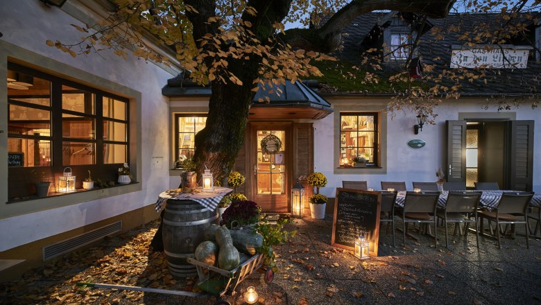 Refreshments in the Vienna Woods, © Niederösterreich Werbung/Andreas Hofer Cozy inn in the Vienna Woods with autumnal decorations and an inviting atmosphere.