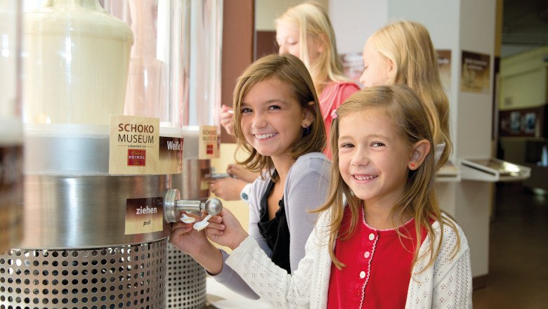 Chocolate museum, © Felicitas Matern Children operating a chocolate dispenser in the Chocolate Museum.