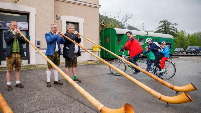 Alphornbläser beim Kulturbahnhof Thenneberg, © Wienerwald Tourismus/Christian Husar Alphornbläser beim Kulturbahnhof Thenneberg, © Wienerwald Tourismus/Christian Husar
