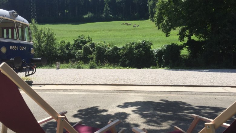 Schattiger Vorgarten mit Liegestühlen, © M. Schorn Schattiger Vorgarten mit Liegestühlen, © M. Schorn