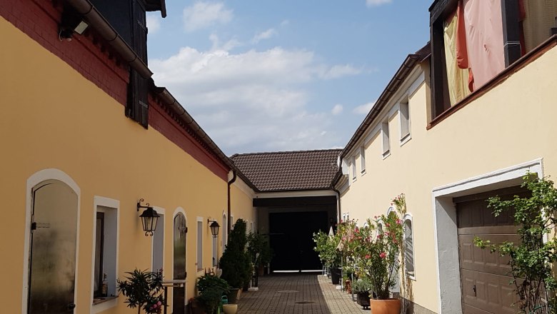 Courtyard entrance towards the gate, © Biohof Resch Courtyard entrance towards the gate, © Biohof Resch