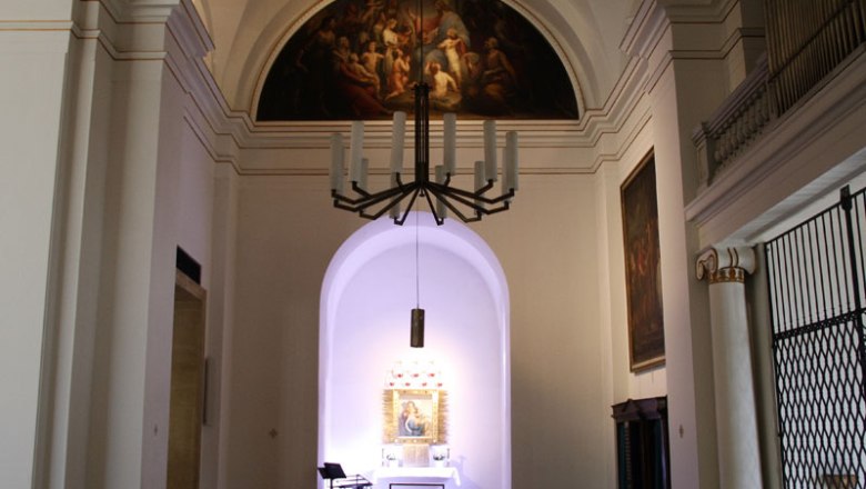 Pfarre Hinterbrühl, © Werner Zemann Innenansicht einer Kirche mit Altar und Gemälde an der Wand.