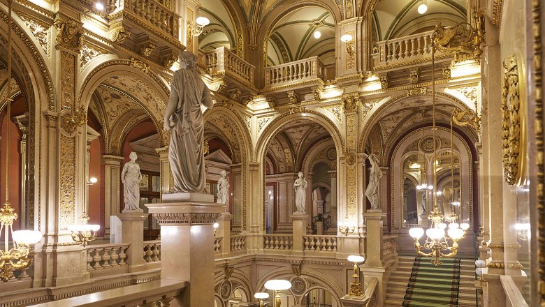 Wiener Staatsoper, © Michael Pöhn Prunkvolle Innenansicht der Wiener Staatsoper mit Statuen und verzierten Bögen.