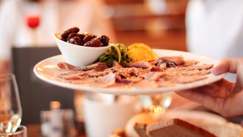 Fine delicacies Kerbl am Weinberg, © Philipp Toscani A plate of cold cuts and olives is served in a restaurant.
