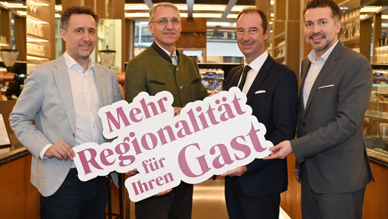 V.l.n.r.: WK Wien Markus Grießler, Johann Tröber, Mario Pulker & Wienerwald GF Michael Wollinger , © Sonja Pohl V.l.n.r.: WK Wien Markus Grießler, Johann Tröber, Mario Pulker & Wienerwald GF Michael Wollinger , © Sonja Pohl