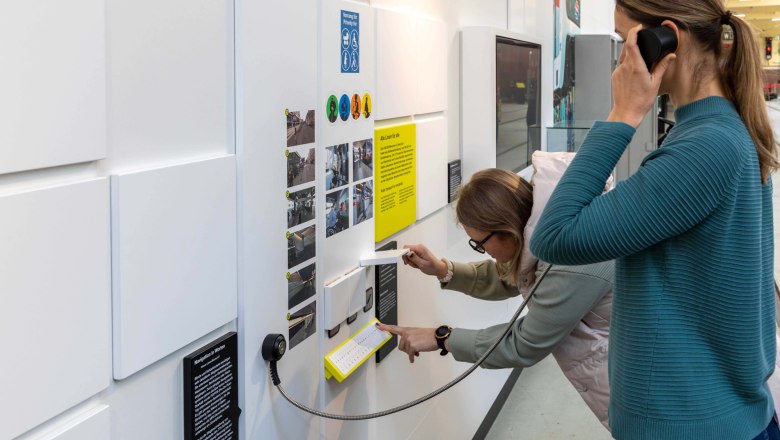 Verkehrsmuseum der Wiener Linien, © Wiener Linien Zwei Frauen interagieren mit einer Ausstellung im Verkehrsmuseum der Wiener Linien.