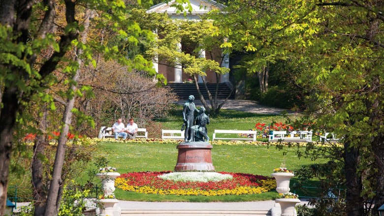 Lanner-Strauß-Denkmal im Kurpark Baden, © Lammerhuber Lanner-Strauß-Denkmal im Kurpark Baden, © Lammerhuber
