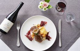 Gebratene Rinderfiletscheiben mit Feigensenf glaciert, Käsenockerl und Balsamico - Zwiebeln, © Weinland Thermenregion/Daniel Nuderscher Gebratene Rinderfiletscheiben mit Feigensenf glaciert, Käsenockerl und Balsamico - Zwiebeln, © Weinland Thermenregion/Daniel Nuderscher