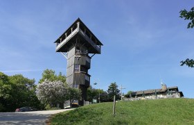 Buchbergwarte Turm, © Roman Zöchlinger Buchbergwarte Turm auf einem Hügel mit blauem Himmel im Hintergrund.