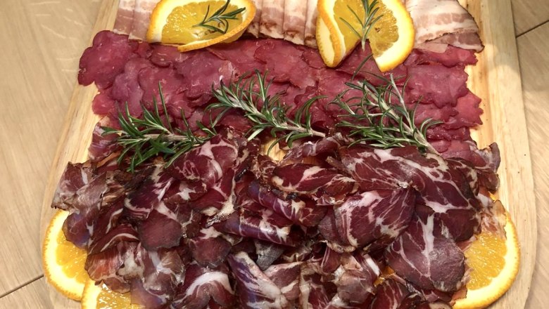 Kulinarik im Heurigen, © Heuriger Dreimäderlshaus_2022 Kulinarik im Heurigen, © Heuriger Dreimäderlshaus_2022