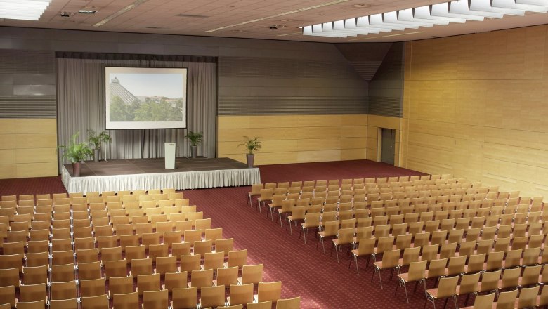 Eventhotel Pyramide, Europa Hall 4, © Eventhotel Pyramide GmbH Large conference hall with stage and rows of chairs.