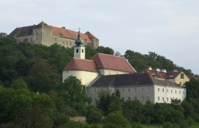 Burg Neulengbach 1, © Stadtgemeinde Neulengbach Burg Neulengbach auf einem Hügel mit umliegenden Gebäuden und Bäumen.