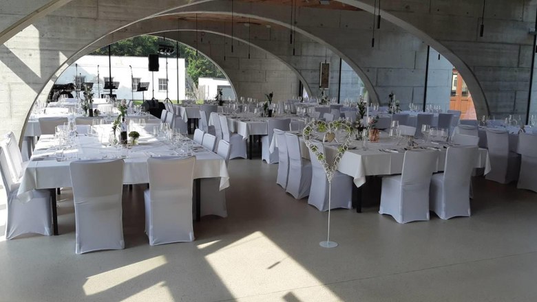 Hochzeitstafel im modernen Teil des Glassalons, © Starlinger Hochzeitstafel im modernen Teil des Glassalons, © Starlinger