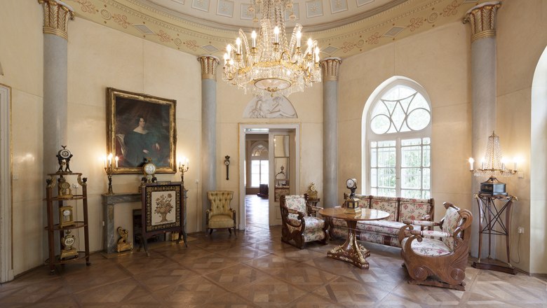 Geymüllerschlössel, © MAK/Mika K. Wisskirchen Eleganter Raum im Geymüllerschlössel mit Kronleuchter, antiken Möbeln und Gemälde.